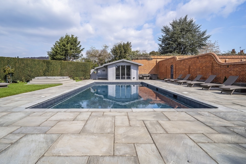 Refined Edges: The Elegance of Pool Coping Stone